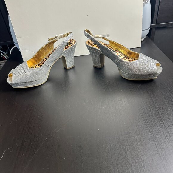 But Another Innocent Tale Sparkly Silver NWOT Platform Heels Size 8 Glitter - Picture 3 of 14